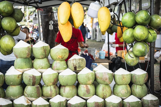 Noci di cocco fresche nel mercato