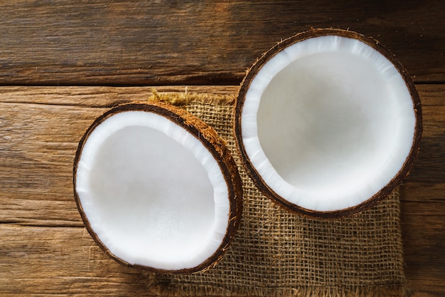 Noci di cocco fresche su vecchio fondo di legno, vista superiore dell&#39;alimento