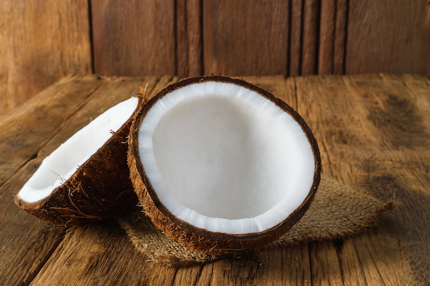 Noci di cocco fresche su vecchio fondo di legno