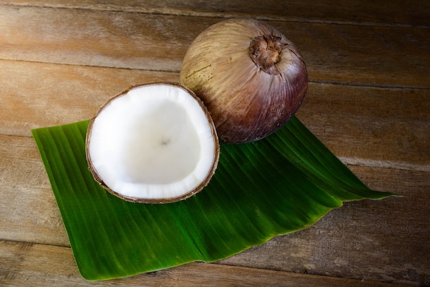 Noci di cocco fresche sulla foglia di banana