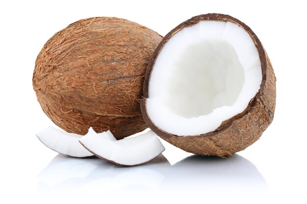 Noci di cocco frutta mezzo frutto isolato su bianco