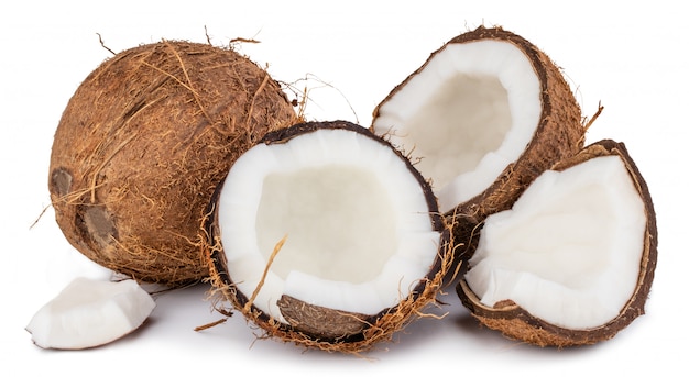 Noci di cocco isolate su fondo bianco