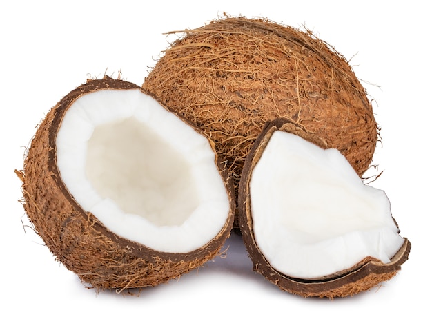 Noci di cocco isolate sul bianco