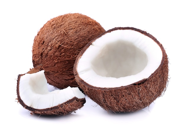 Noci di cocco su bianco.