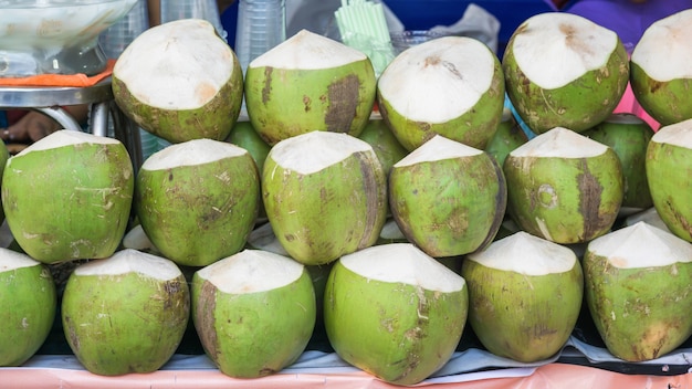 Noci di cocco su cibo di strada nel mercato di Bangkok