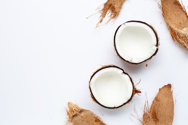 Noci di cocco su sfondo bianco.