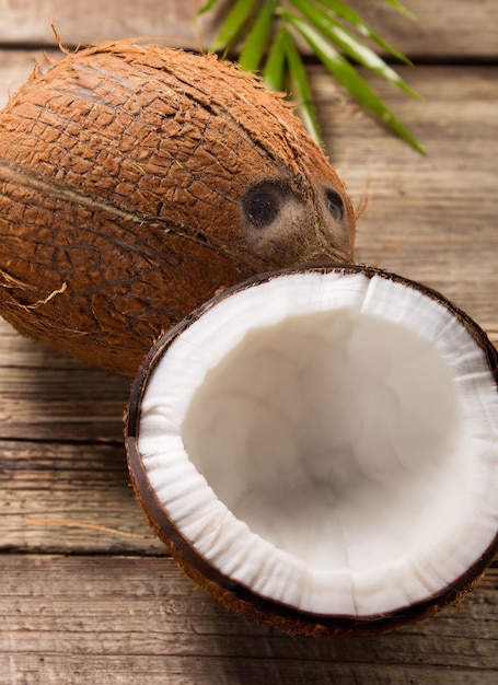 Noci di cocco su un tavolo di legno