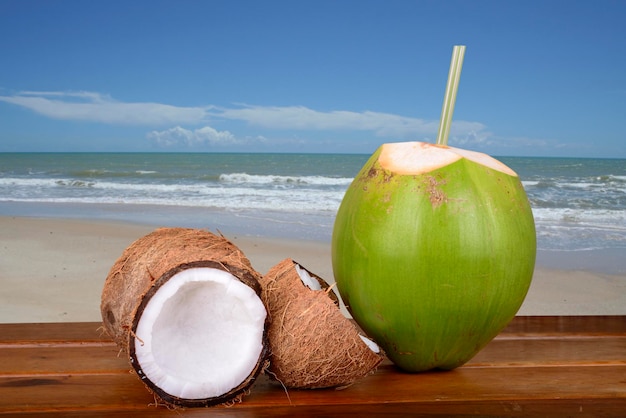 Noci di cocco verdi e marroni sulla spiaggia Bahia Brasile