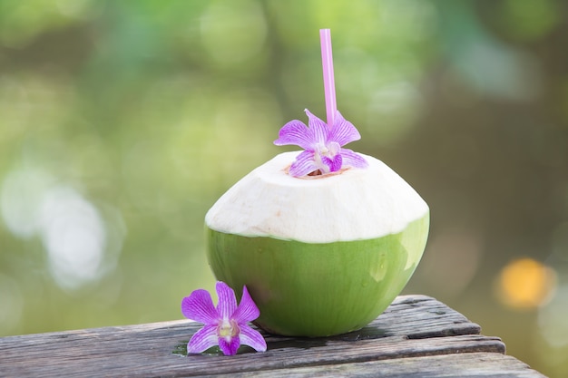 Noci di cocco verdi fresche con cannuccia