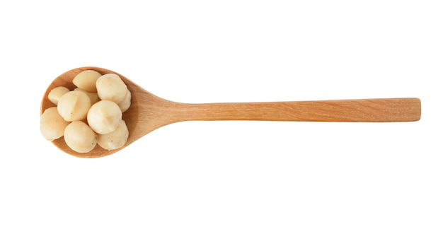 Noci di macadamia in un cucchiaio di legno