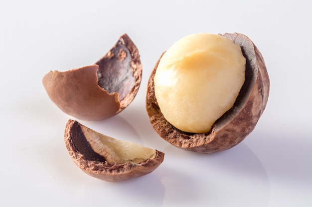 Noci di macadamia isolate su fondo bianco.