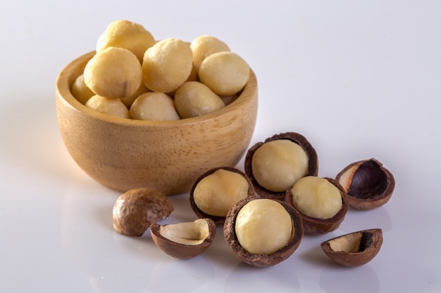 Noci di macadamia isolate su fondo bianco.