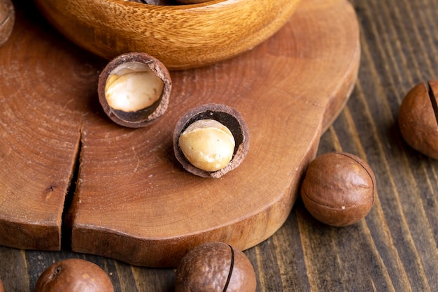 Noci di macadamia non sbucciate su un tavolo di legno noci di Macadamia mature su un tavola di legno prima di mangiare