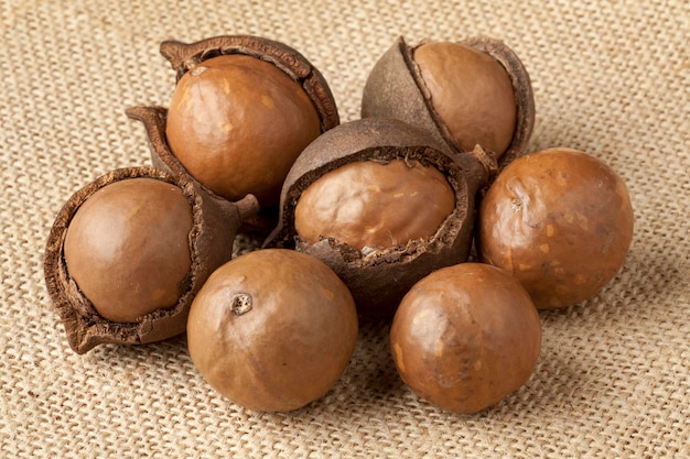 Noci di macadamia rotte