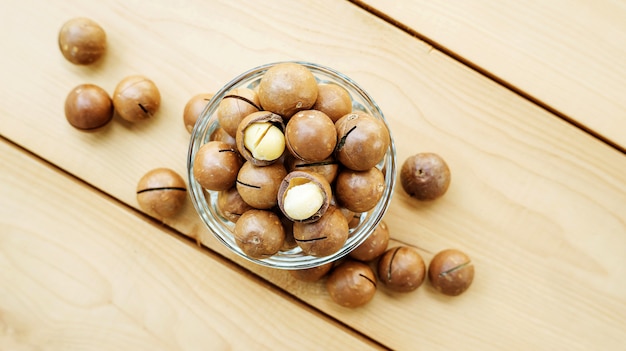 Noci di macadamia su un tavolo di legno.