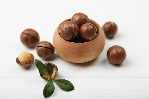 Noci di macadamia sul tavolo su uno sfondo chiaro primo piano