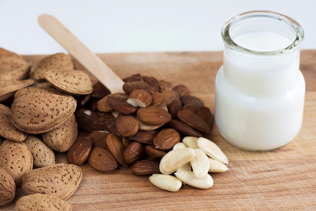 Noci di mandorle con latte bianco