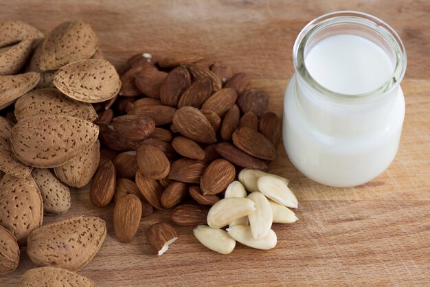 Noci di mandorle con latte bianco