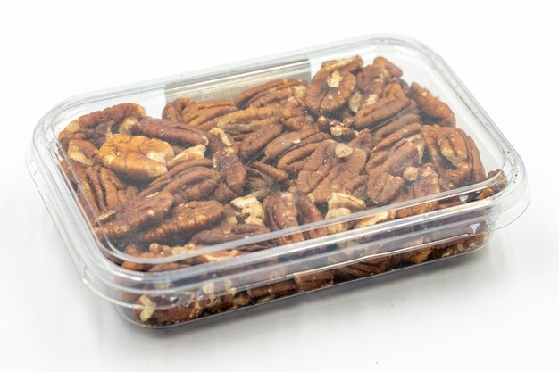 noci di pecan confezionate su sfondo bianco da vicino