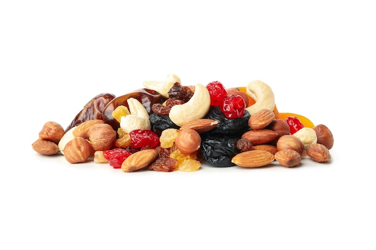 Foto noci e frutta secca isolati su sfondo bianco