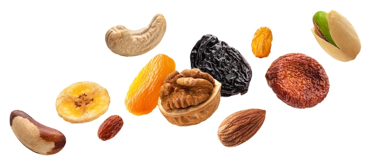 Foto noci e frutta secca isolati su sfondo bianco