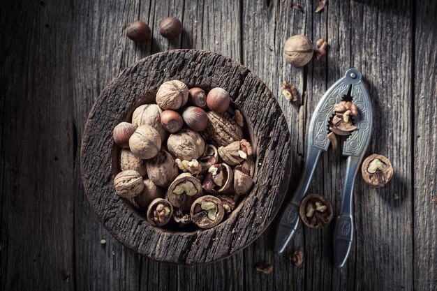 Noci e nocciole saporite con sulla tavola di legno rustica