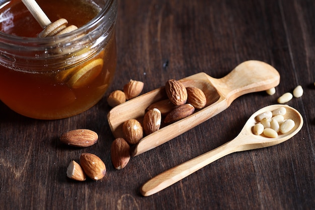 Noci fresche in tavola per colazione con miele e torta