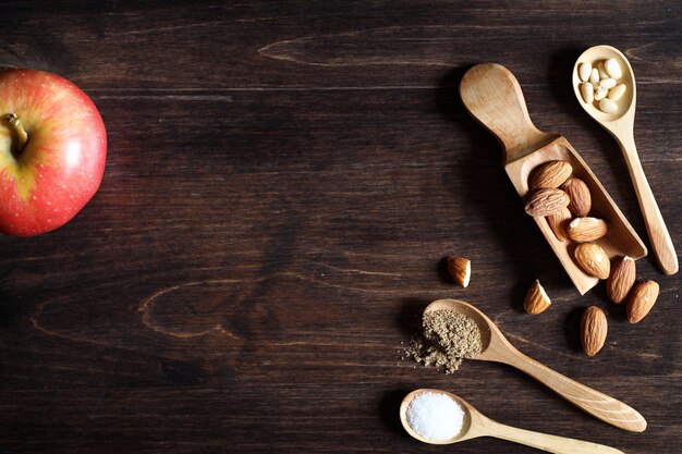 Noci fresche in tavola per colazione con miele e torta