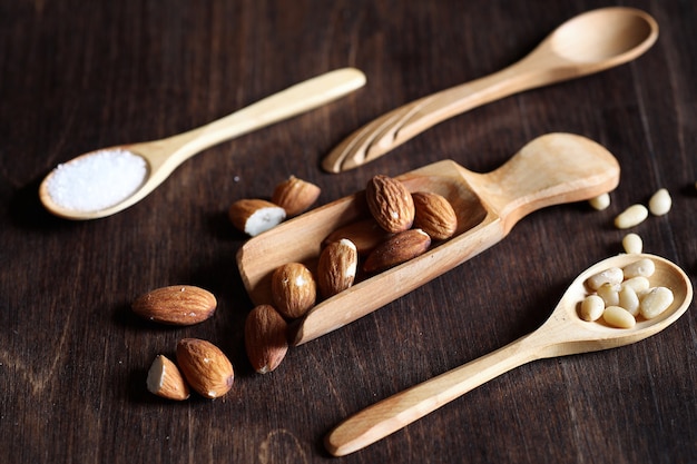 Noci fresche in tavola per colazione con miele e torta