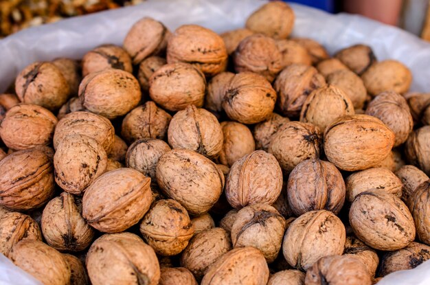 Noci nel guscio sul bancone del mercato.