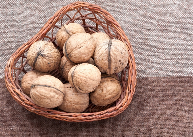 Noci nel vecchio cestino di vimini su tela