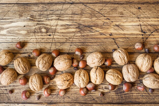 Noci, nocciole e cedro sul tavolo di legno