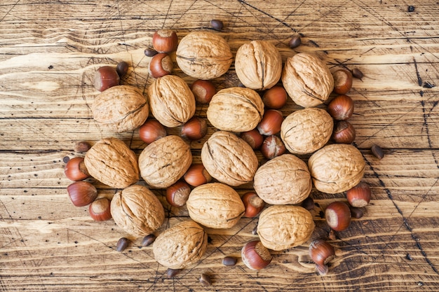 Noci, nocciole e cedro sul tavolo di legno