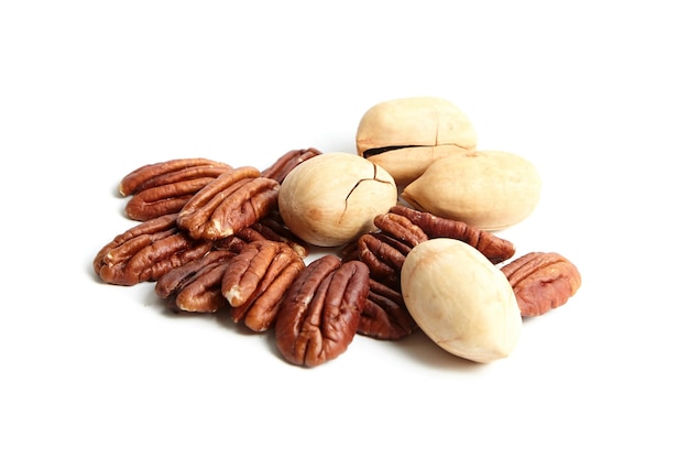 Noci pecan in guscio e metà di noci pecan pelate isolate su un bianco Tutto e metà di noci pecan