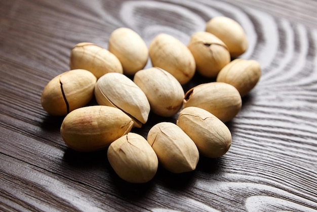 Noci pecan in guscio sul tavolo di legno