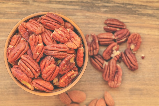 Noci pecan in una ciotola su un tavolo un'alimentazione sana concetto