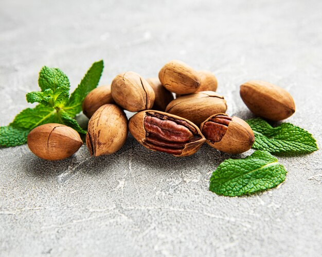 Noci pecan su uno sfondo di cemento grigio
