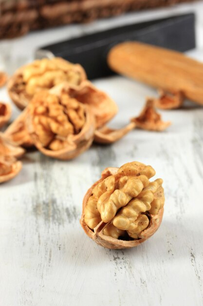 Noci rotte con il martello sul primo piano di legno della tavola