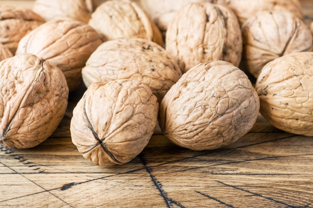 Noci su superficie in legno vintage scuro. Alimento sano di noce