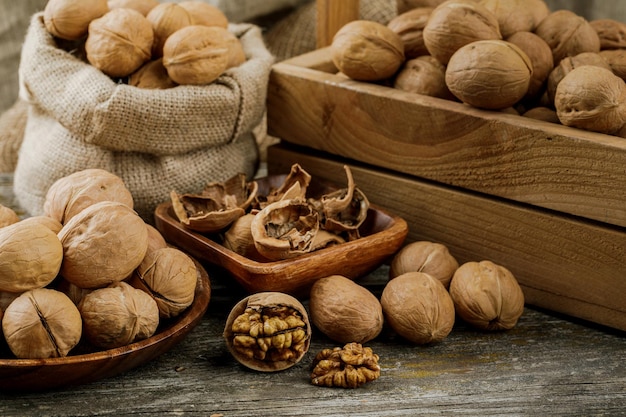 Noci su un tavolo vintage scuro gherigli di noce in una ciotola di legno Cibo sanoxA