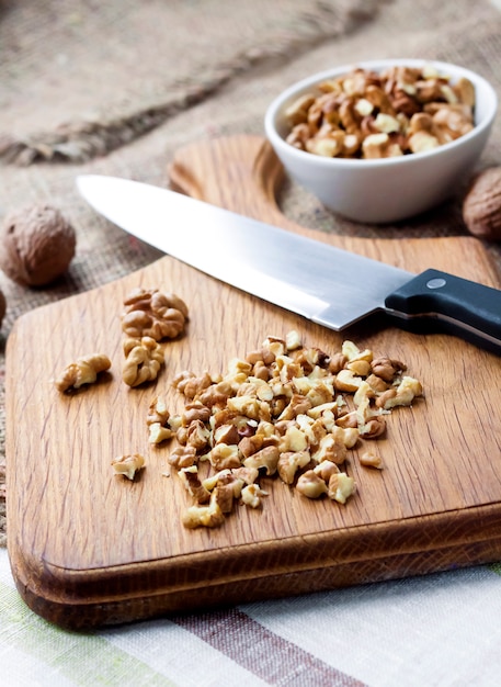 Noci tritate sul tagliere di legno