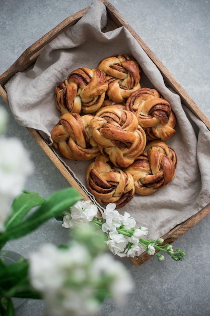 Nodini di pane ripieni di cioccolato con fiori