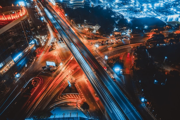 Nodo stradale trafficato dell'autostrada nel centro della metropoli di notte