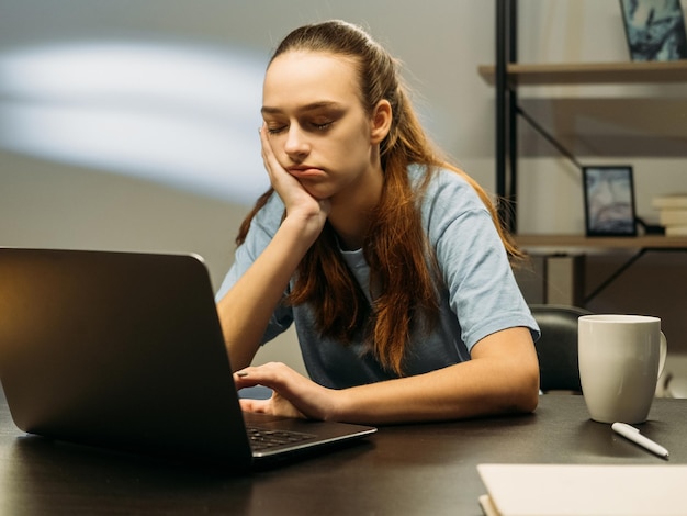 Noioso incontro online lavoro a distanza donna addormentata