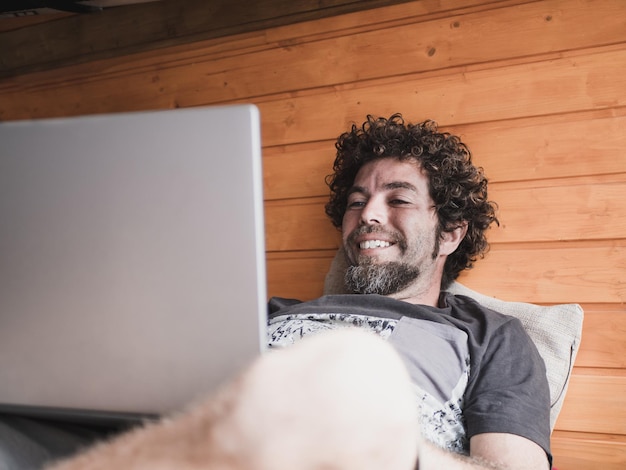 Nomade digitale caucasico che utilizza il laptop all'interno del suo camper