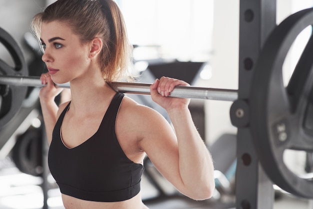 Non abbastanza pesante per questo grill. Foto della splendida donna bionda in palestra durante il fine settimana