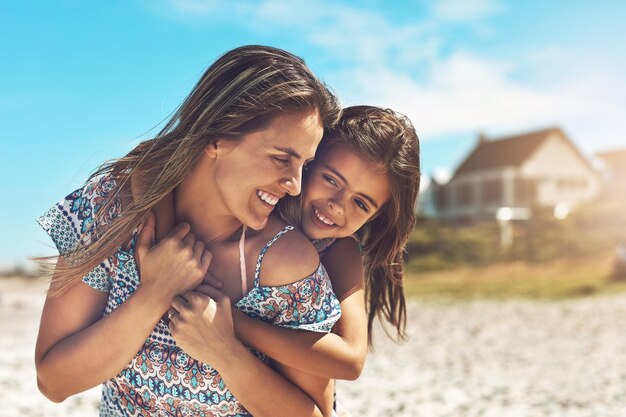 Non ami la spiaggia Foto ritagliata di una giovane madre e sua figlia che si godono una giornata in spiaggia