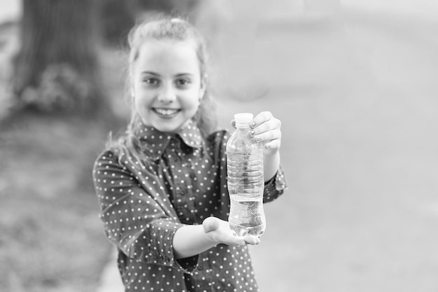 Non aspettare idrato Bottiglia di acqua potabile messa a fuoco selettiva Bambina acqua potabile per dissetarsi Bambino assetato Sete o disidratazione Sete dissetante Concetto di sete