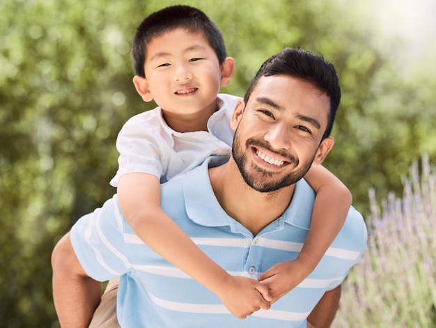 Non c'è amicizia migliore di quella tra padre e figlio. Inquadratura di un adorabile ragazzino e suo padre che si divertono al parco.