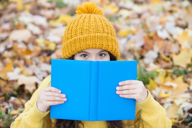 Non c'è compagno più saldo del libro Volto di copertina del bambino con il libro Foglie d'autunno Giornata della conoscenza Biblioteca scolastica Educazione alla lettura Lezione di letteratura Immaginazione e fantasia